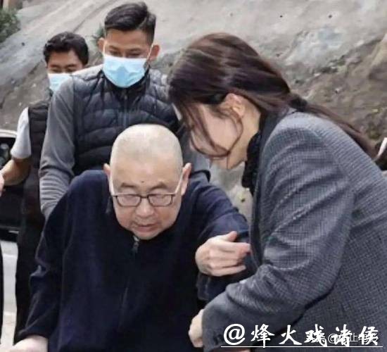 她相貌平平，却拿捏两位千亿富豪，为老头连生两子，现是豪门董事