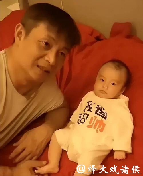 52岁李大双,为儿子庆1岁生日!6瓶茅台封酒,娇妻穿貂皮显富态 52岁李大双,为儿子庆1岁生日!6瓶茅台封酒,娇妻穿貂皮显富态