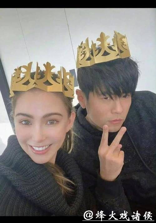 被强直性脊柱炎折磨的周杰伦，澳网状态引担忧，昆凌从导购到女老板，15岁年龄差藏不住了！