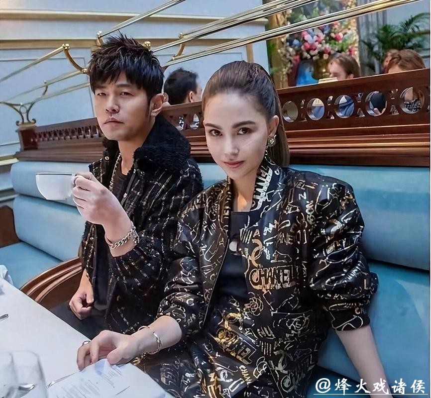 被强直性脊柱炎折磨的周杰伦，澳网状态引担忧，昆凌从导购到女老板，15岁年龄差藏不住了！